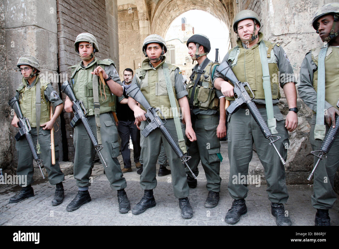La police garde israélien une entrée de la vieille ville de Jérusalem. Banque D'Images