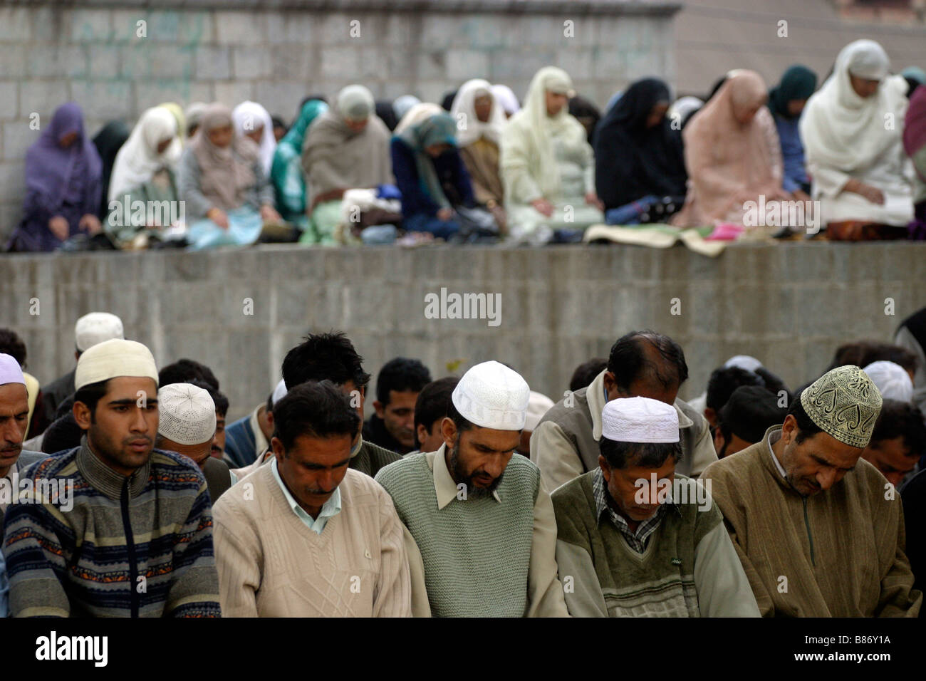 Les musulmans prient à Srinagar au Cachemire en Inde. Banque D'Images