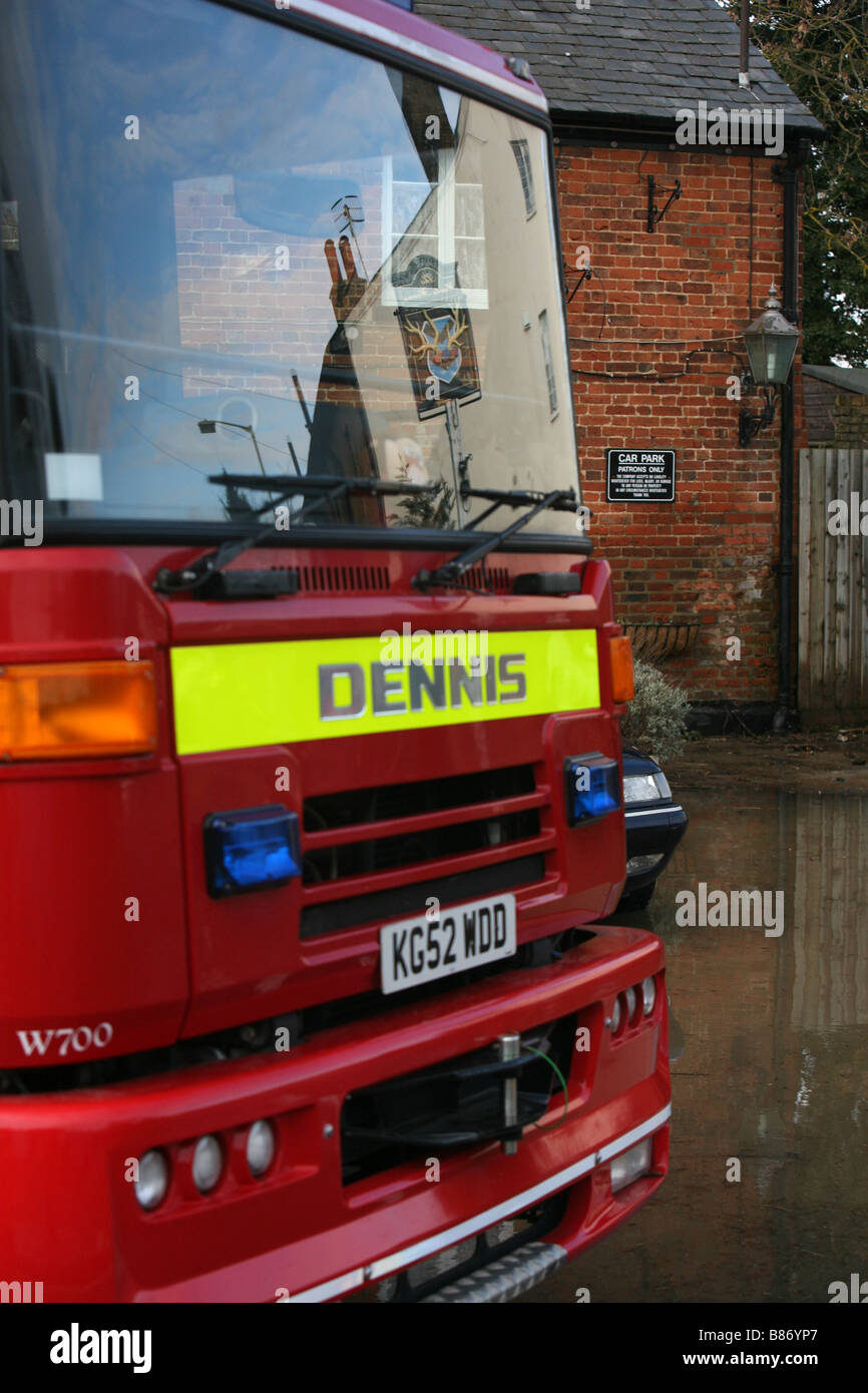 Le service d'incendie aidant à la pompe de l'eau d'un pub inondées à Hertford, Hertfordshire après une rivière éclater sa banque Banque D'Images