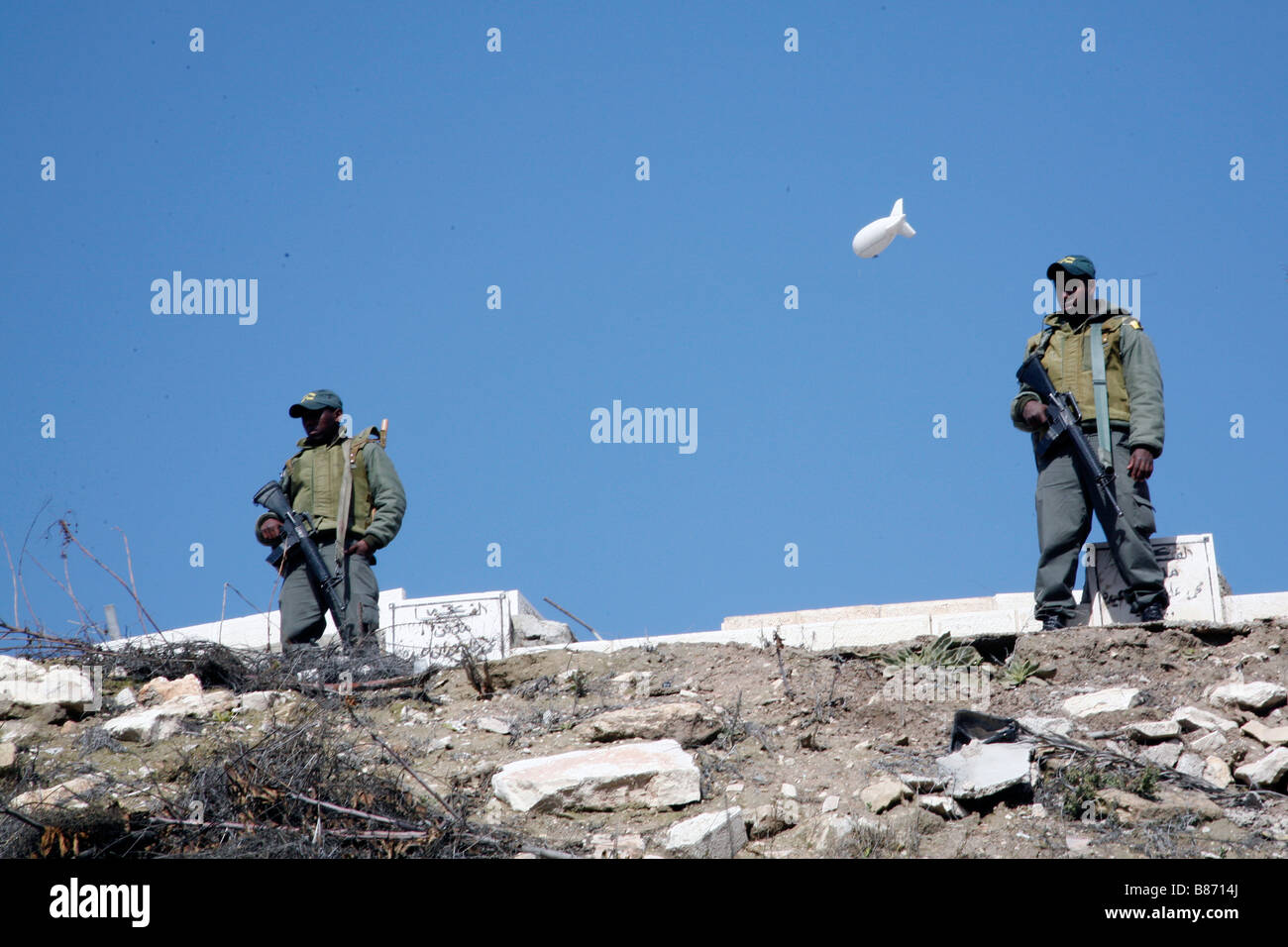 Deux policier israélien debout sur une colline à l'extérieur de la vieille ville de Jérusalem. Banque D'Images