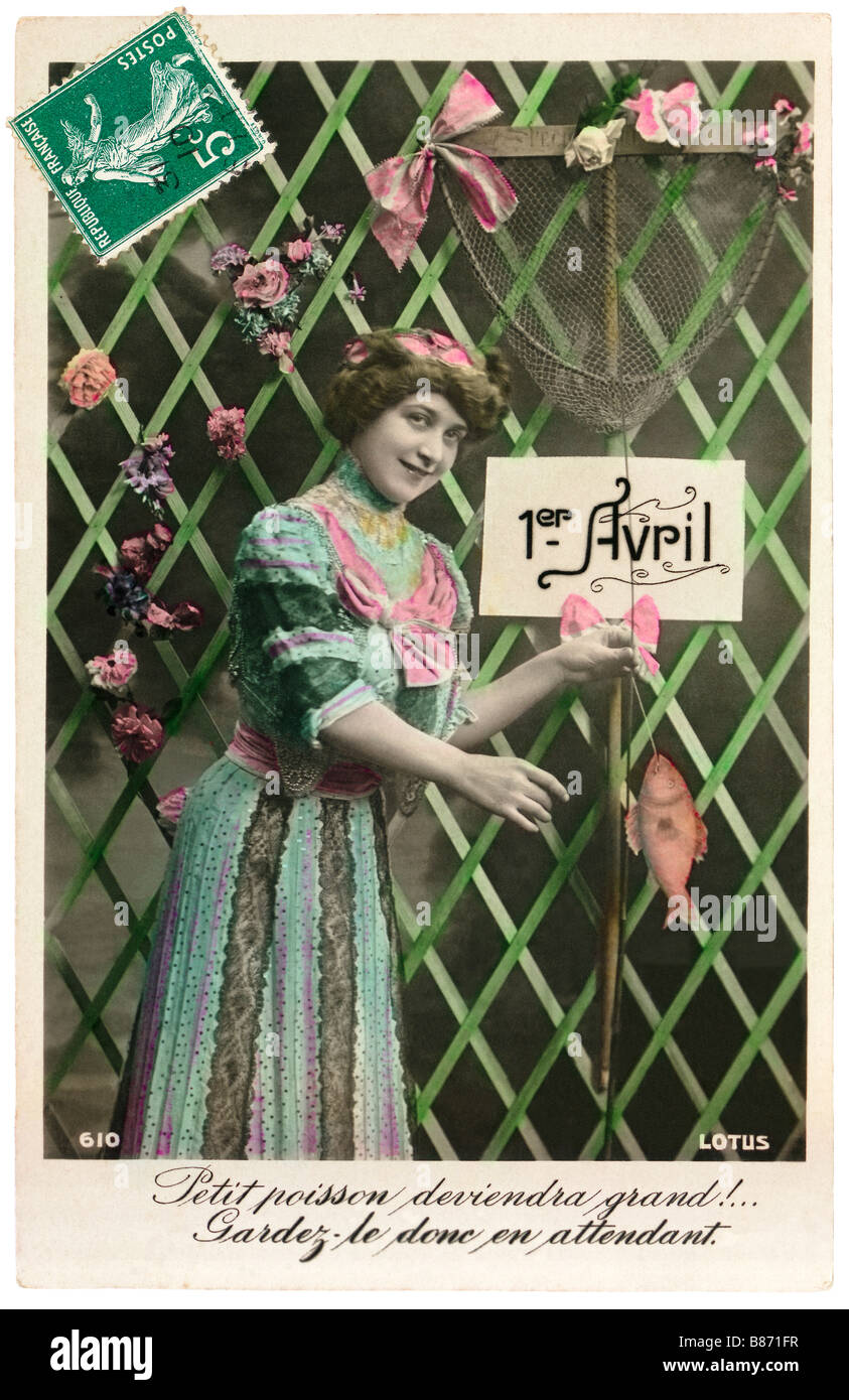 Poisson d'avril / Poisson d'avril - début des années 1900, cuisine française photo carte postale représentant une femme tenant un poisson. Banque D'Images