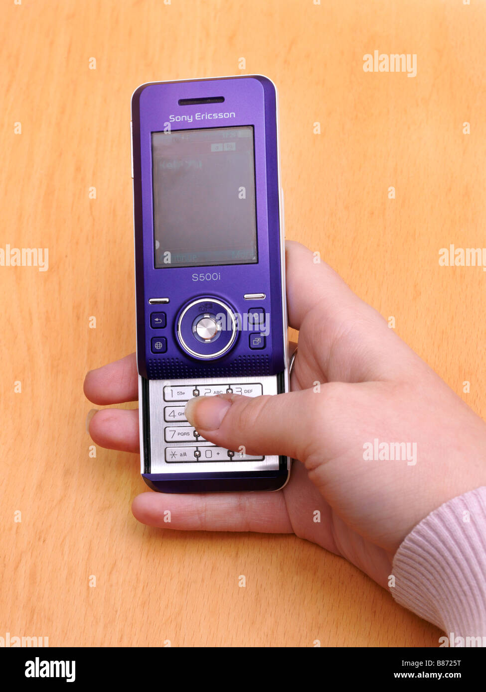 Sms sur téléphone mobile main floue Texte Banque D'Images