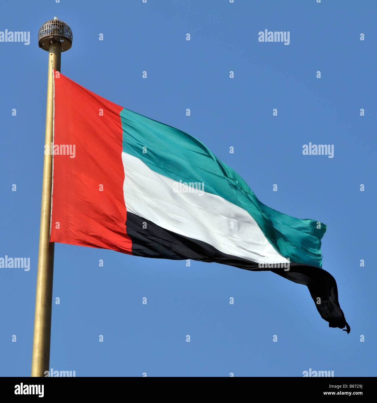Le Dubaï Émirats Arabes Unis d'un drapeau à Jumeirah sur l'emplacement de la signature et la formation d'eau à côté de Union House Banque D'Images