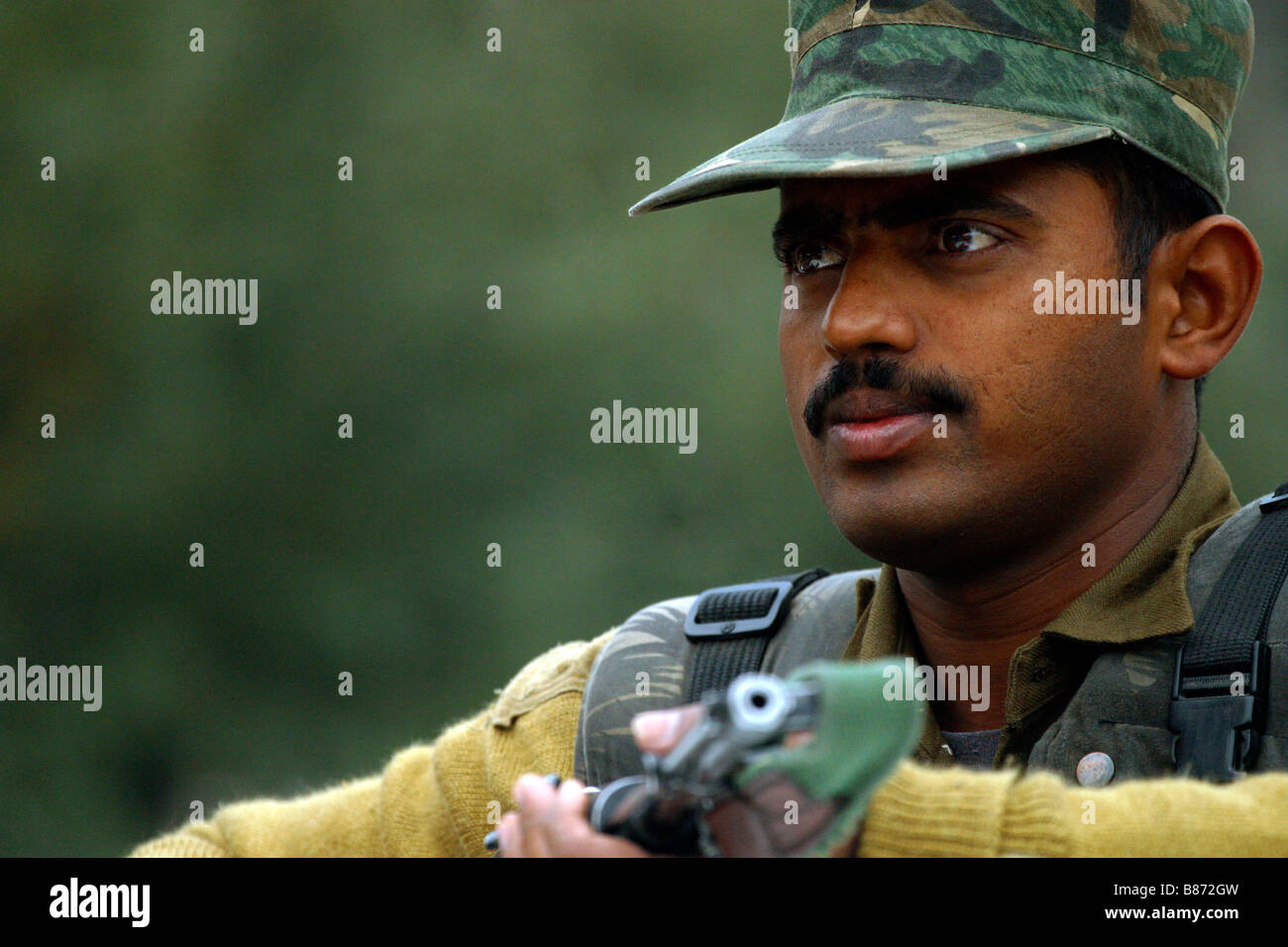 Un soldat indien monte la garde de Srinagar au Cachemire en Inde Banque D'Images