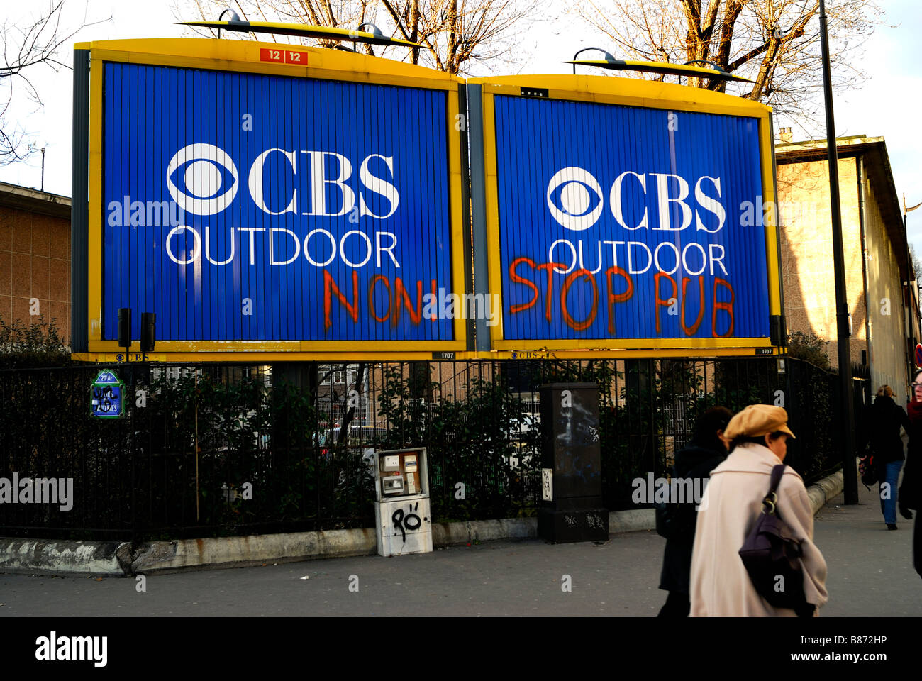 Paris France, Street Scene Outdoor Advertising Panneaux, Vintage Poster on Street Affiches, Tagged with anti Advertising slogans, anti Globalization Banque D'Images