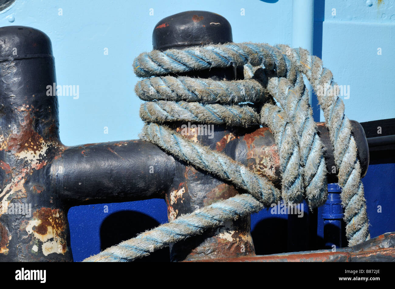 Tugboat attaché ou fixé à l'aide de corde sur la ligne H-bitt Banque D'Images