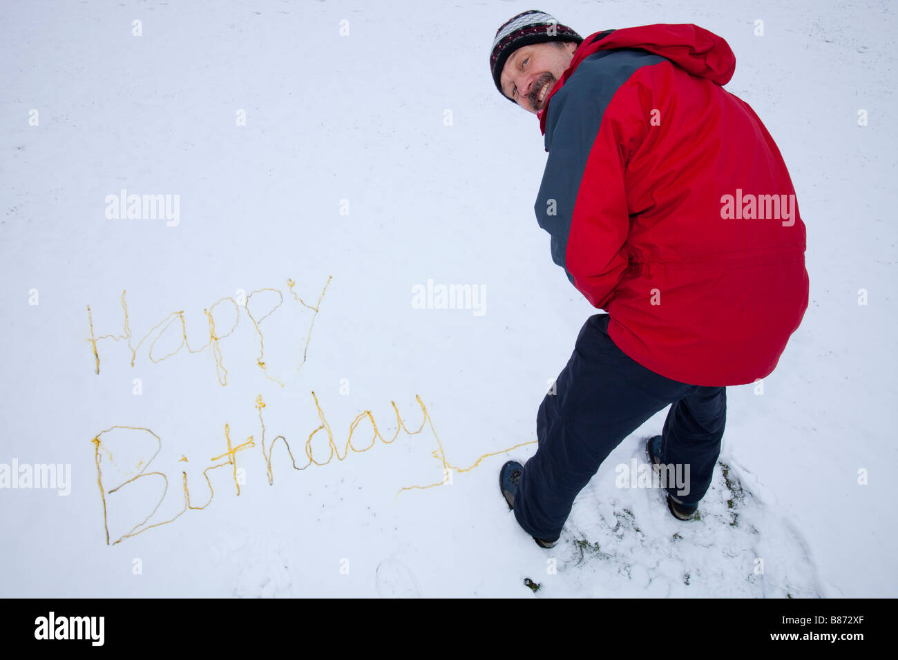 Joyeux Anniversaire Ecrit Dans La Neige Par Un Homme Weeing Photo Stock Alamy Joyeux Anniversaire Ecrit Dans La Neige Par Un Homme Weeing Photo Stock Alamy