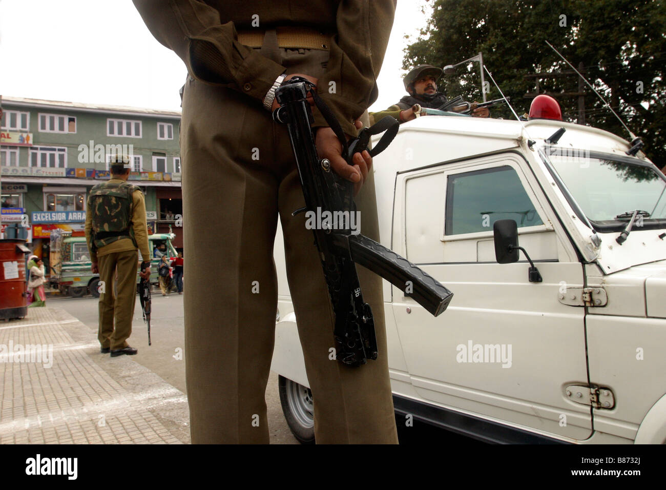 Des soldats indiens montent la garde dans le centre de Srinagar au Cachemire en Inde Banque D'Images