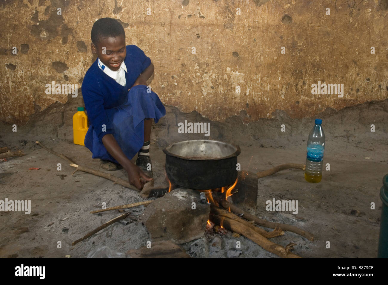 Fille de l'école cuisine déjeuner dans la cuisine d'une école en Mabogini, région de Kilimandjaro, Tanzanie Banque D'Images