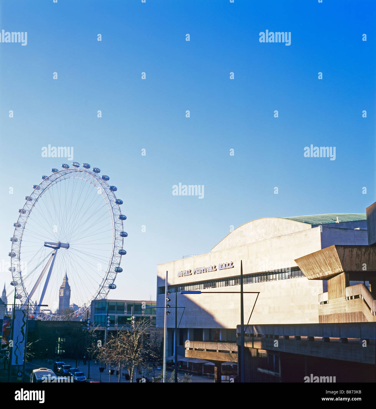 Le Royal Festival Hall Chambres du Parlement et la grande roue London Eye London England UK Banque D'Images