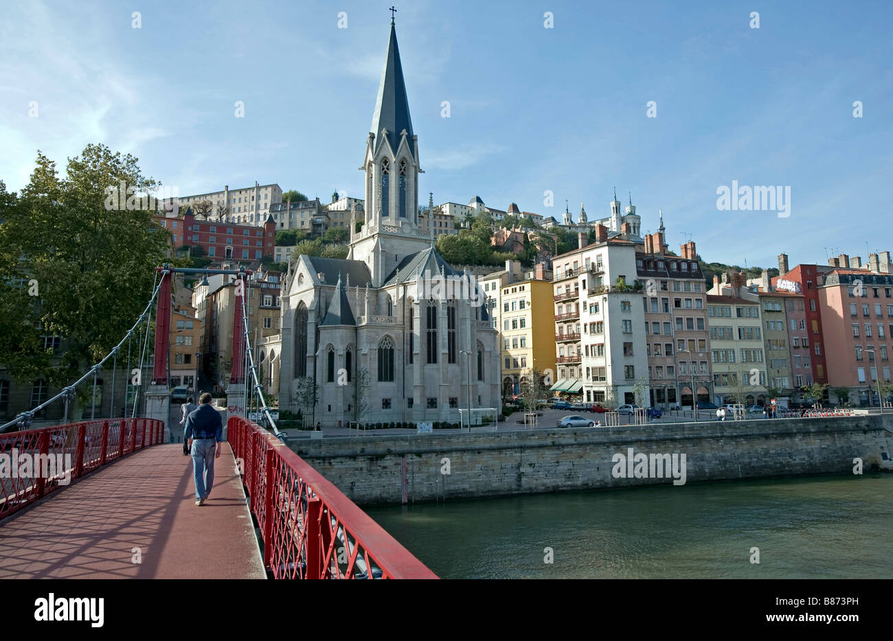 Église Saint Georges et la banque de la Saône comme vu de la passerelle l'abbé Paul Couturier un od plusieurs le piéton b Banque D'Images