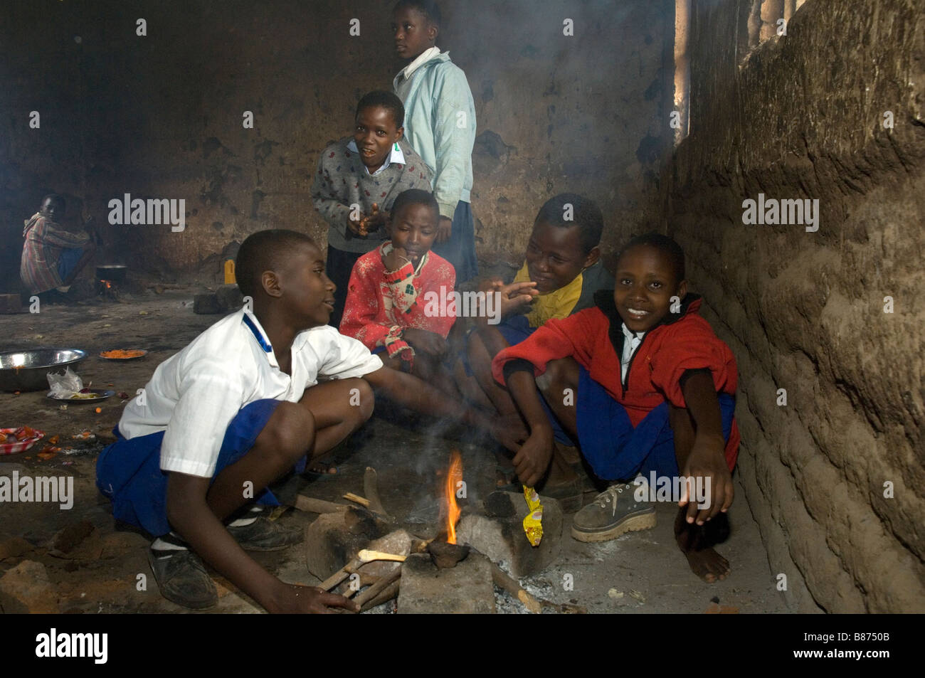 Les enfants de l'école la cuisson le déjeuner dans la cuisine d'une école en Mabogini, région de Kilimandjaro, Tanzanie Banque D'Images