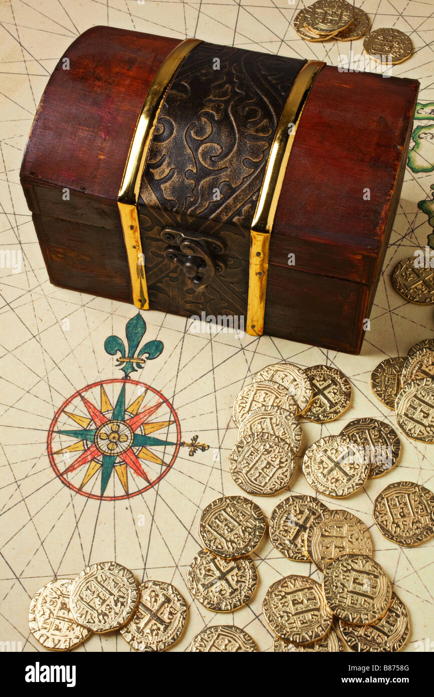 Coffre de trésor sur la carte avec la boussole et les pièces d'or rose Banque D'Images