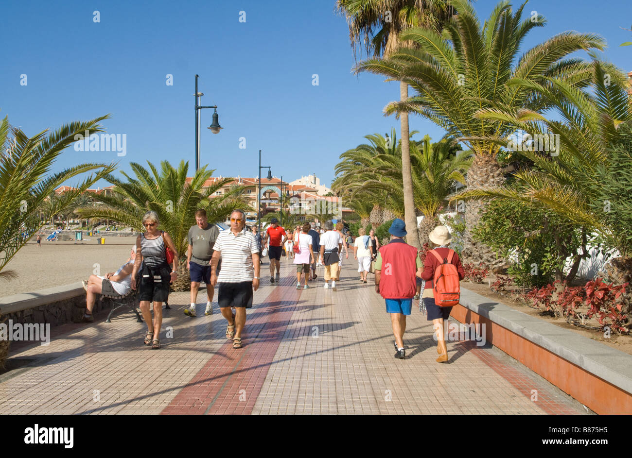 Foule de personnes flânant dans la plage de Las Vistas, promenade sur le front de mer de Los Cristianos, à Tenerife. Banque D'Images