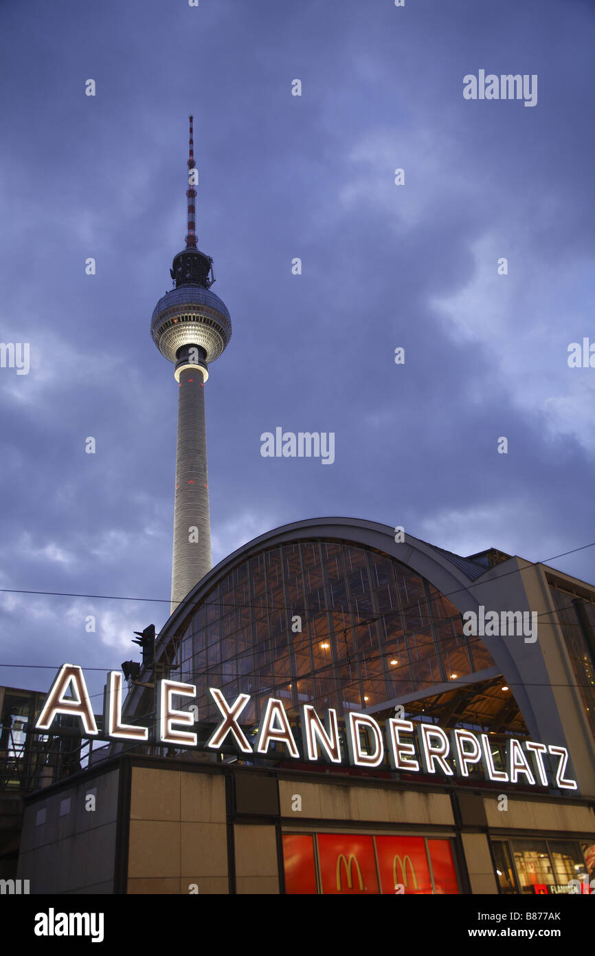 Tour de Télévision de Berlin Fernsehturm Alexanderplatz gare Bahnhof Banque D'Images