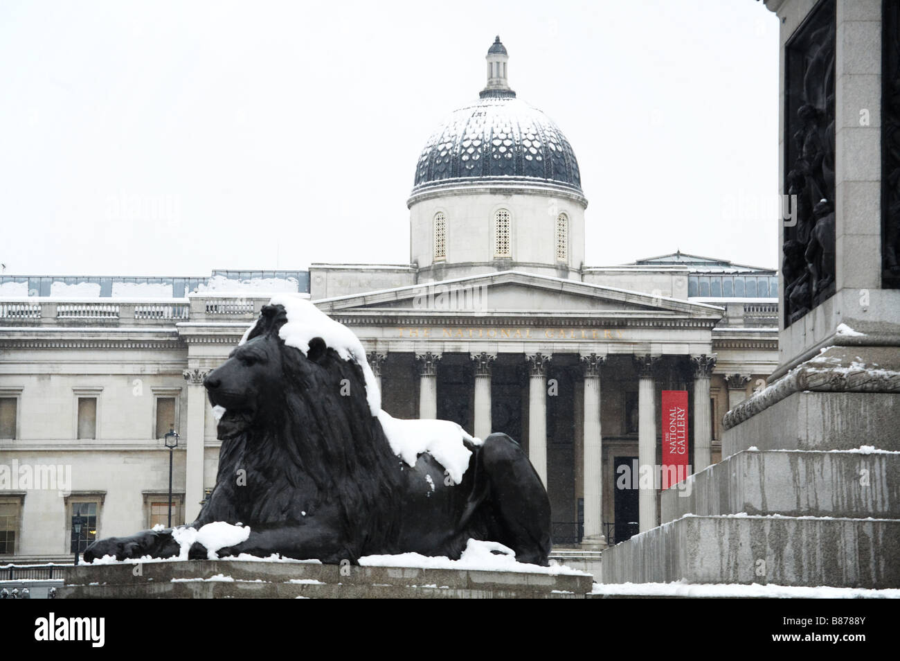 Neige sur Trafalgar square et la National Gallery de Londres Angleterre Royaume-Uni winter Banque D'Images