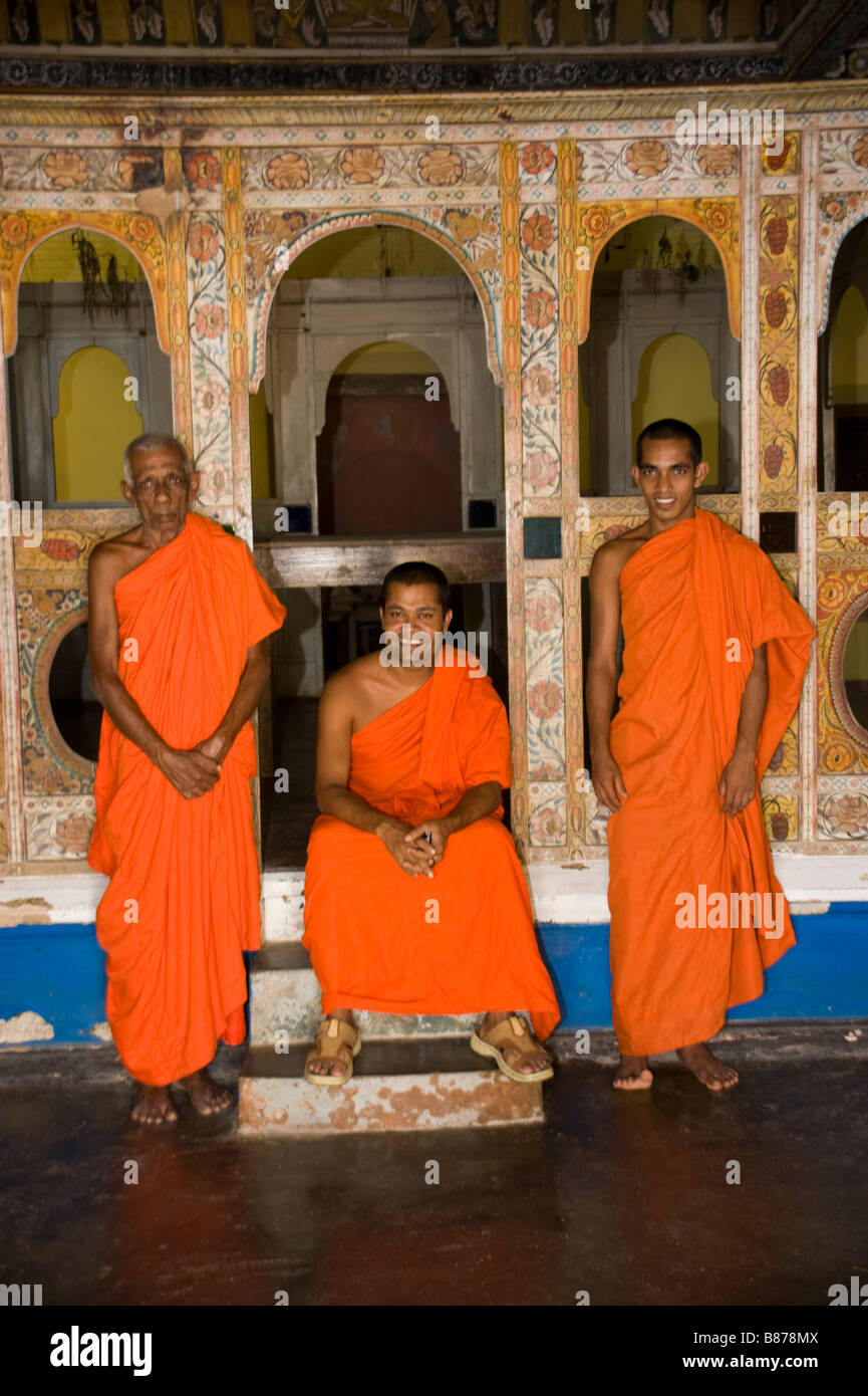 Trois moines dans un temple Sri Lanka 3697 Banque D'Images
