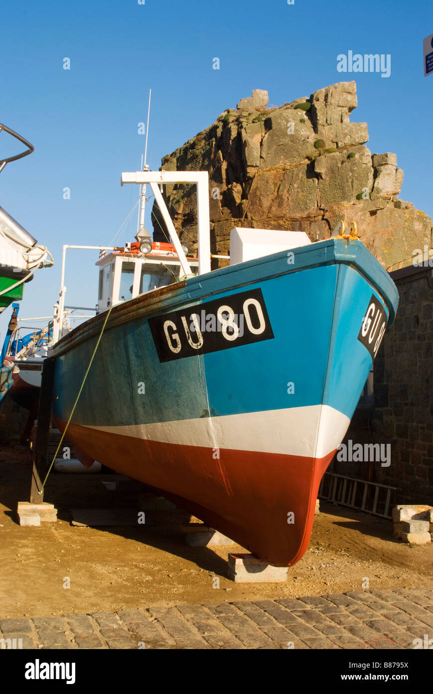 Bateau de pêche sur la terre sèche à Creux Harbour, Sark Banque D'Images