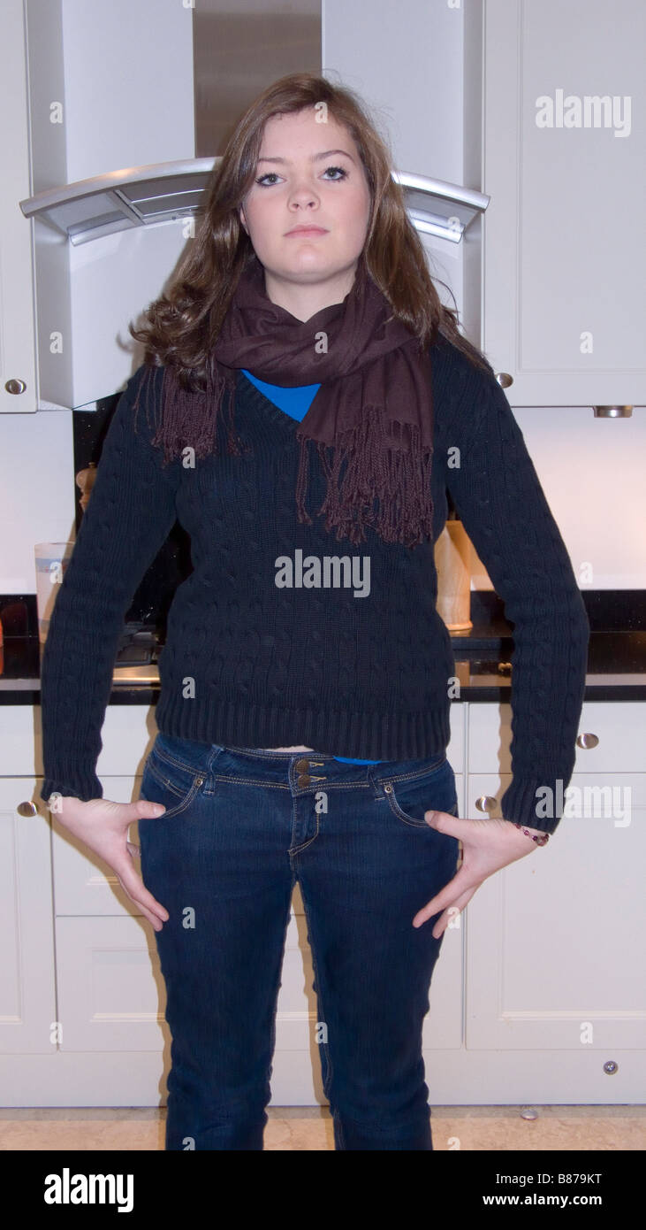 Fille dans l'écharpe de laine et modèle cavalier adolescent libéré Photo  Stock - Alamy