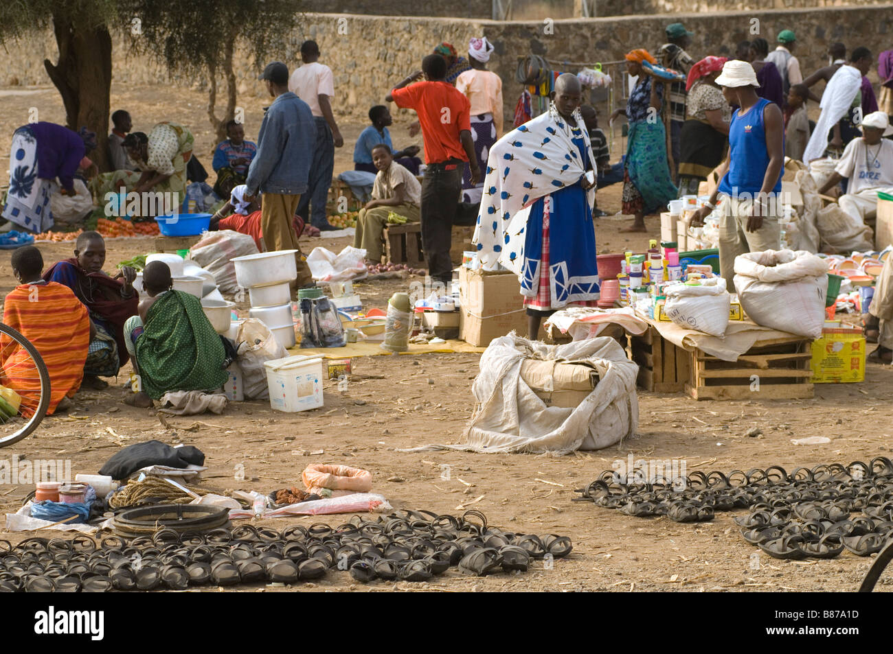 Marché masaï, sagals fabriqués à partir de pneus de voiture au premier plan, la région d'Arusha, Makuyuni, Tanzanie Banque D'Images