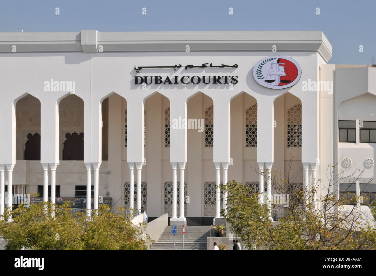 Dubaï fait partie de l'enseigne bilingue bâtiment et architecture des tribunaux judiciaires & logo intègre des balances de justice des Émirats arabes Unis Eau Moyen-Orient Banque D'Images