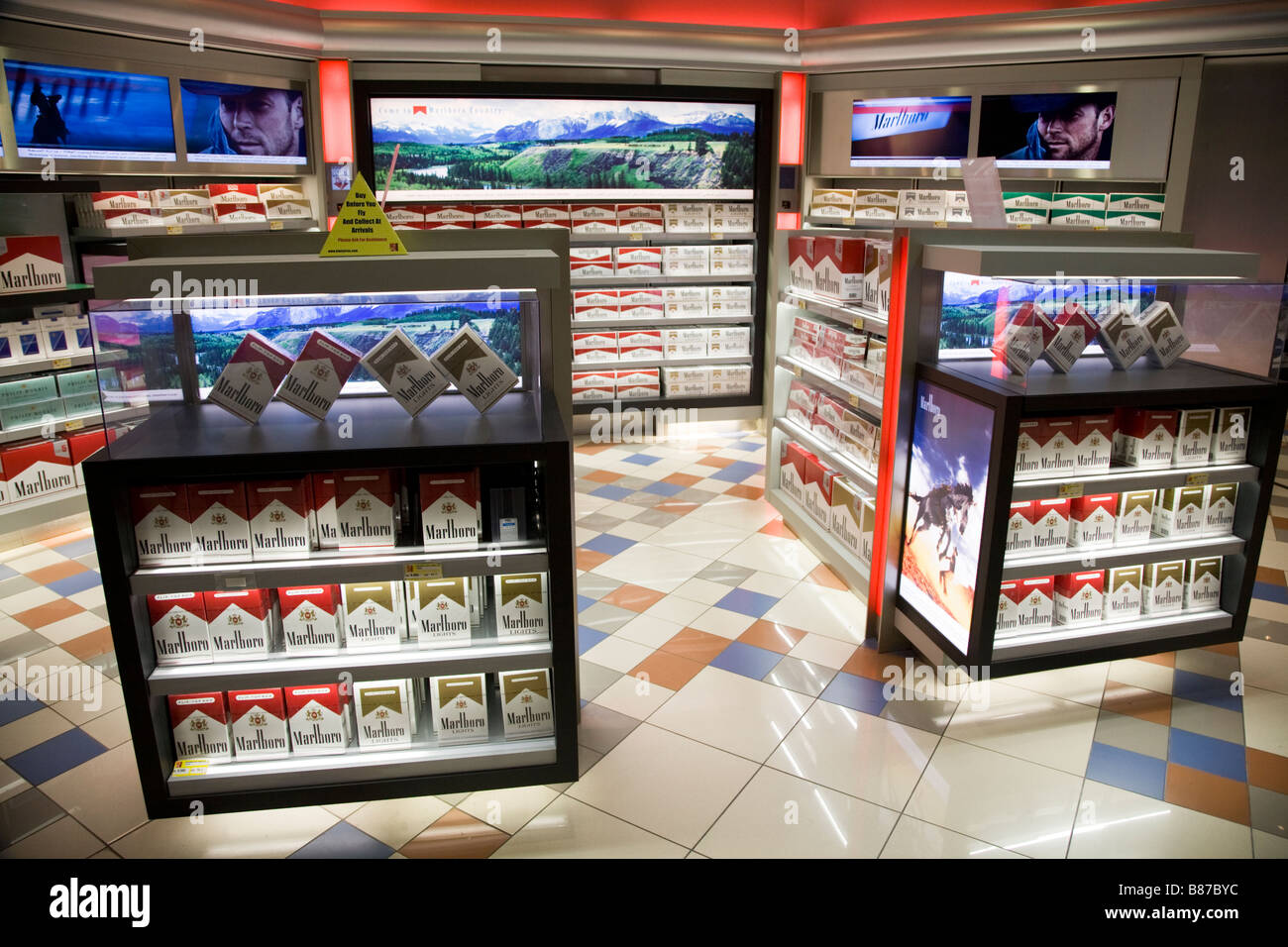 Des cigarettes à vendre dans une salle de départ d'une boutique. L'aéroport de Bahreïn. Banque D'Images