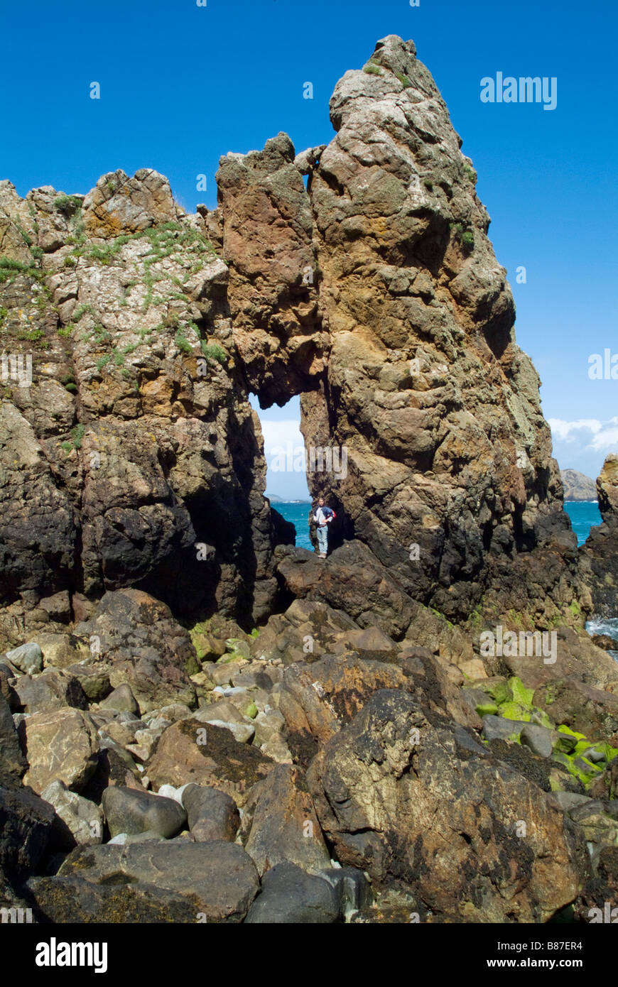 Une voûte en pierre au large de la côte de Sark Banque D'Images