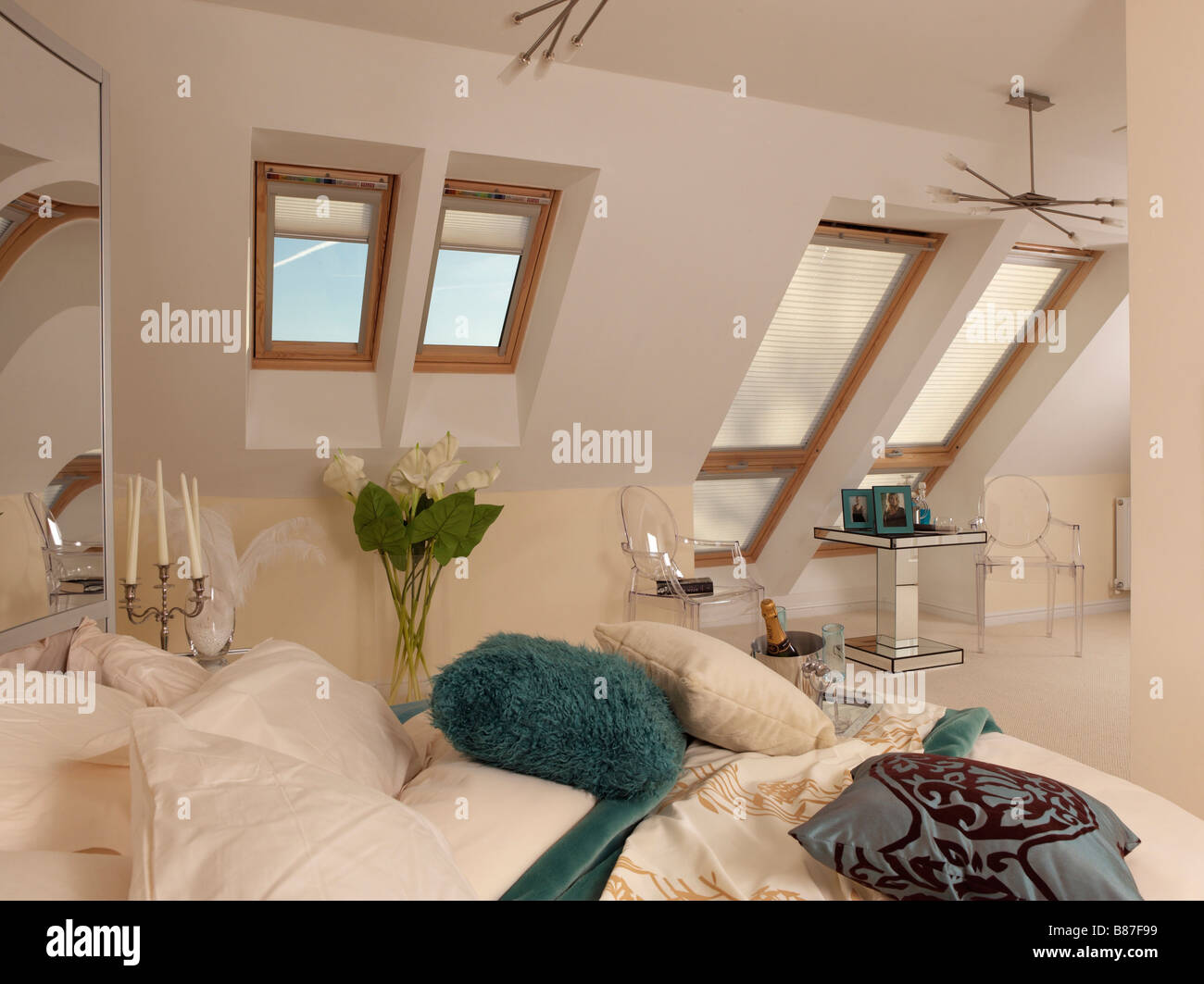 Bedroom with velux windows Banque de photographies et d'images à haute  résolution - Alamy