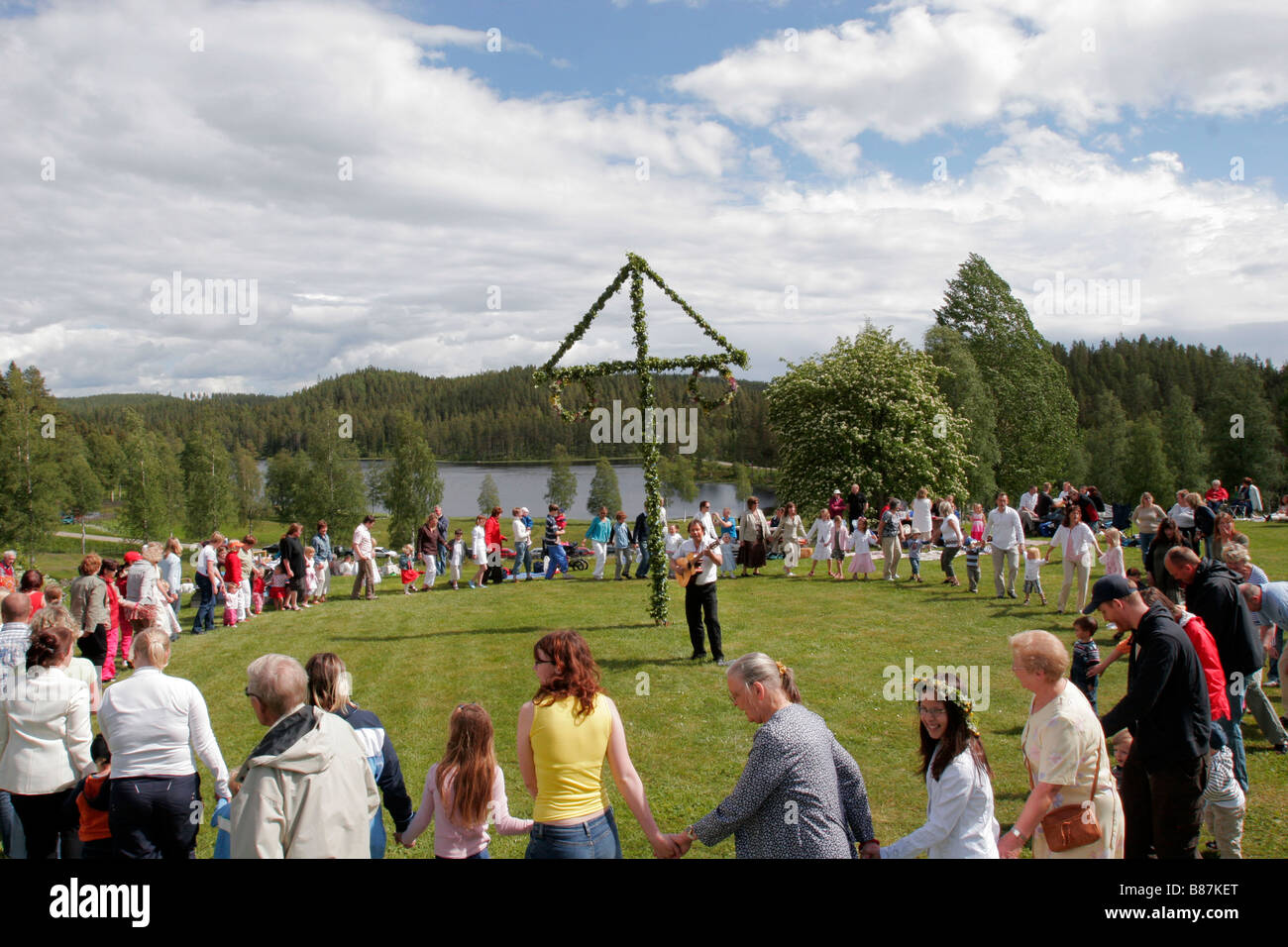 Les suédois célébrer le milieu de l'été (festival de livres) dans un coin de campagne traditionnelle de la Suède. Banque D'Images