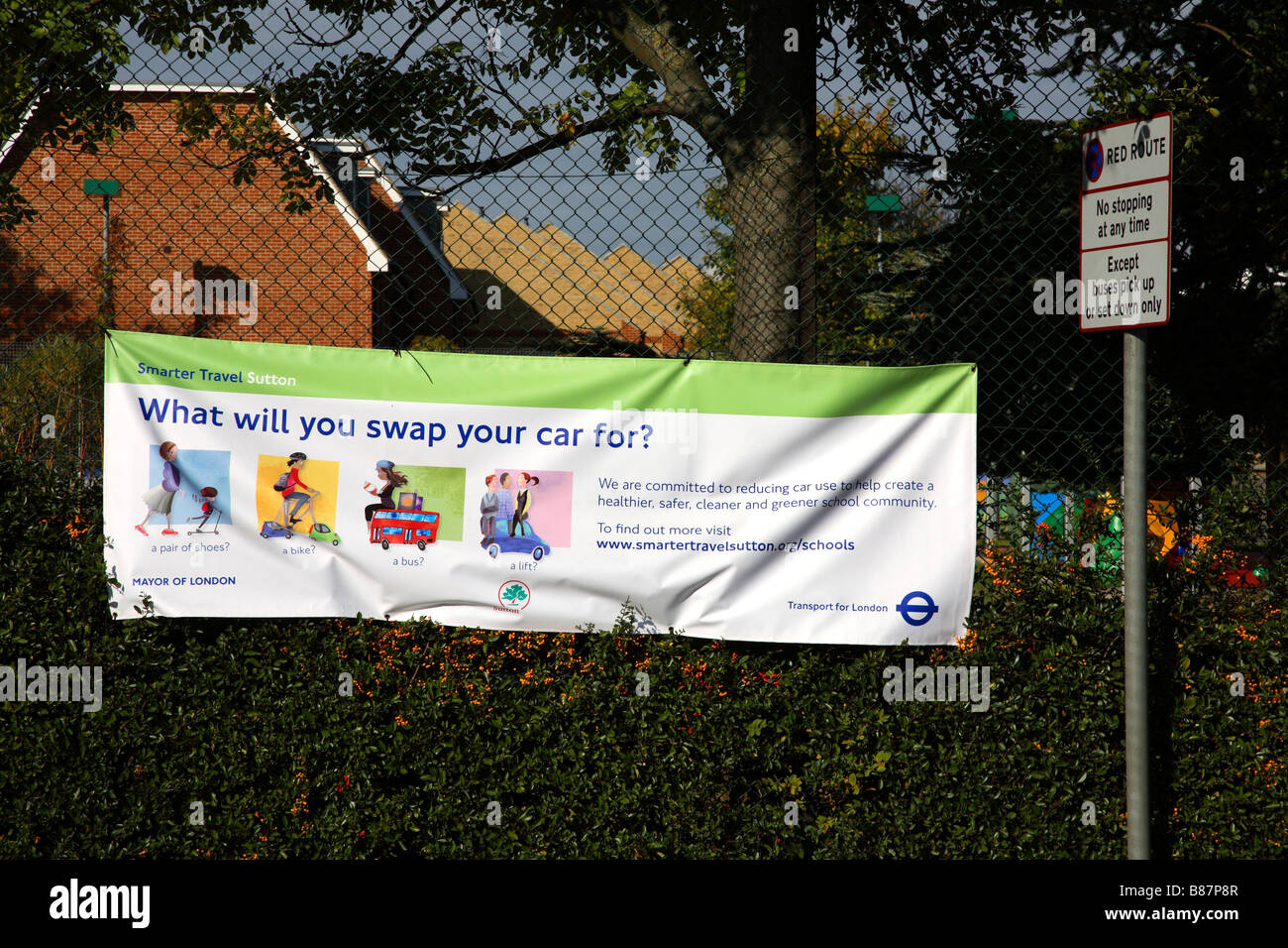 Une autorité locale banner décourageant l'utilisation de la voiture. Banque D'Images