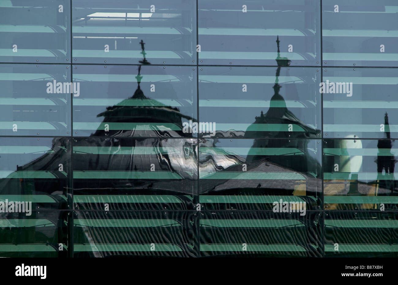 Façade en verre de Jubilee library Brighton reflétant les dômes ornés de Brighton Dome Banque D'Images