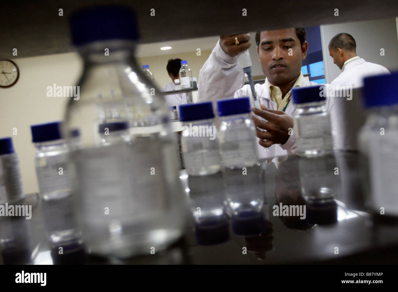 Un technicien de laboratoire travaille dans un laboratoire de l'entreprise pharmaceutique Biotechnologie Bharat à Hyderabad en Inde Banque D'Images