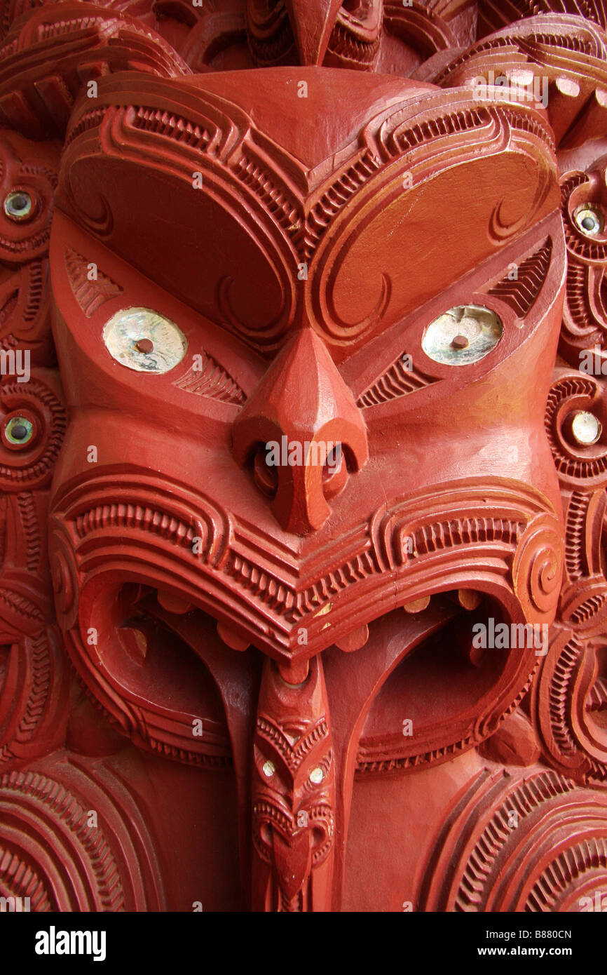 Les Maoris une sculpture d'un visage avec la langue dehors et les yeux  grands ouverts sur un marae en salle de réunion site du Traité de Waitangi  Photo Stock - Alamy