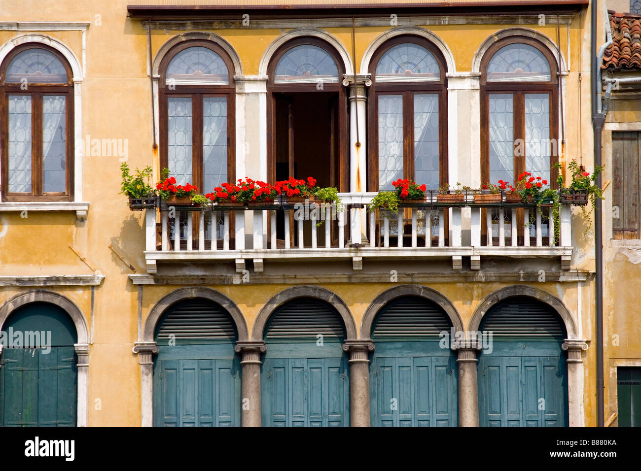 Les jardinières sur un balcon d'une maison à Venise Italie Banque D'Images