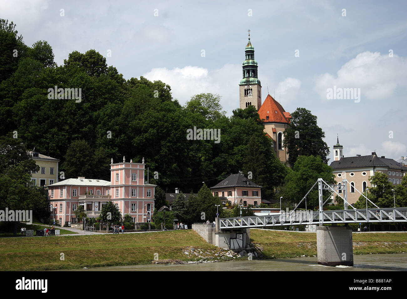 MULLNER CHURCH & SALZACH Salzbourg Autriche Salzbourg Autriche 09 Juin 2008 Banque D'Images