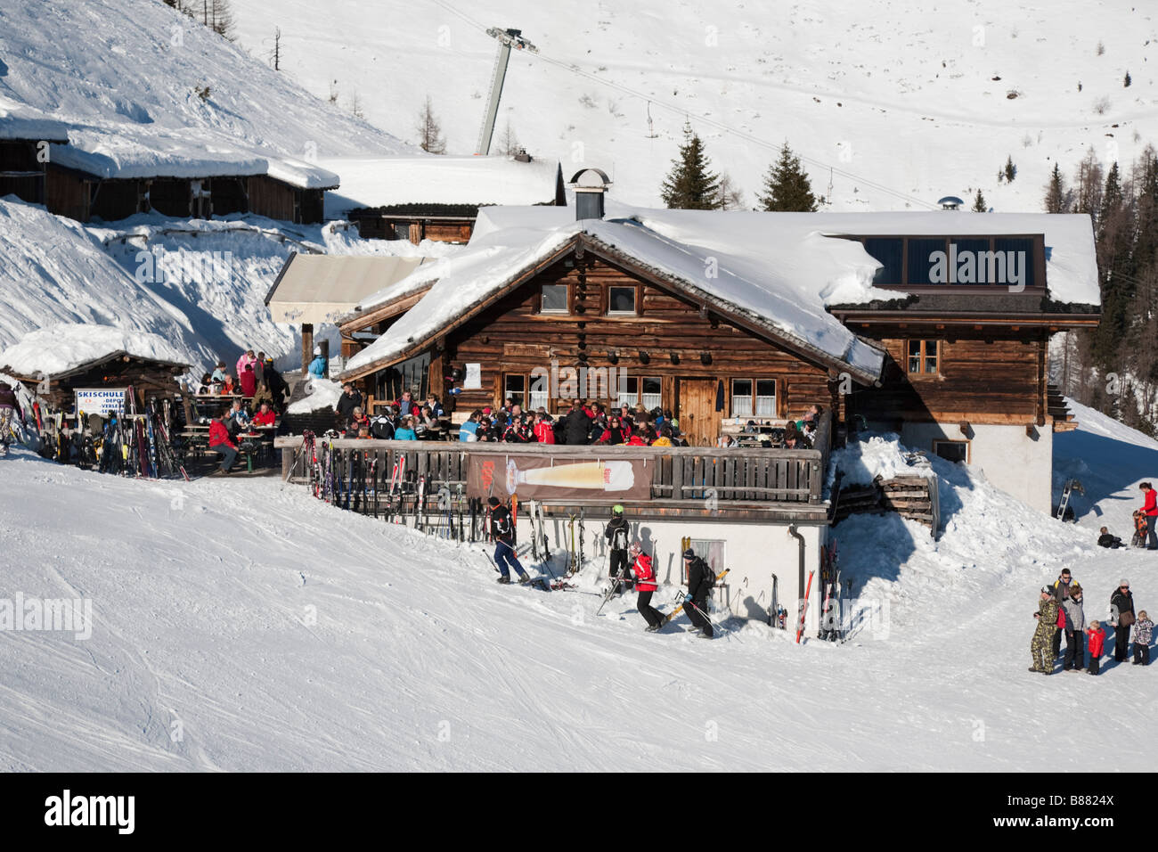 Rauris Autriche. Les skieurs en bois Bergrestaurant café sur les pentes de neige en station de ski en hiver dans les Alpes autrichiennes Banque D'Images