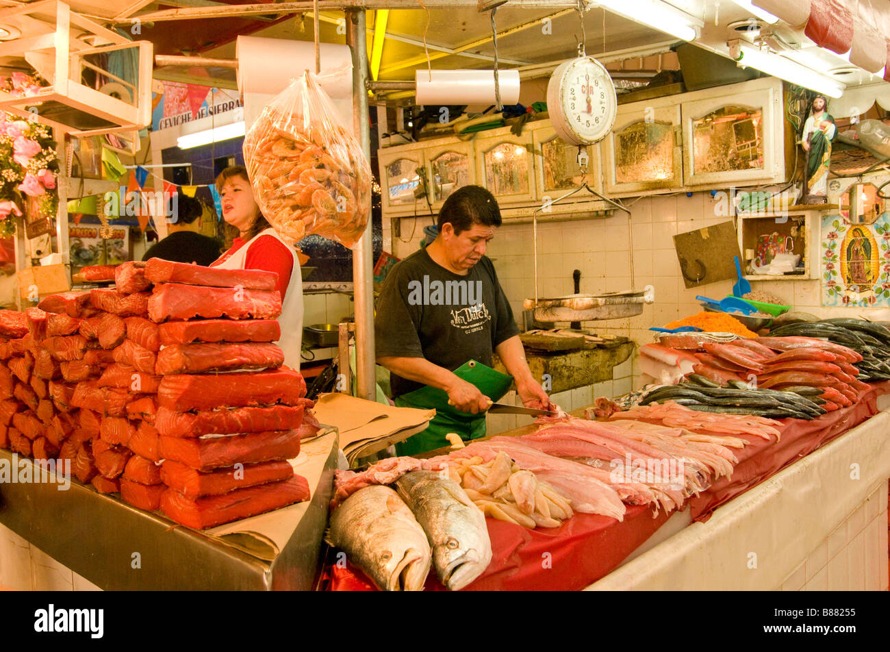 MAZATLAN SINALOA MEXIQUE STAE Mercado Central Marché Municipal. Marchands vendant une variété de poissons marins fraîchement pêché. Banque D'Images