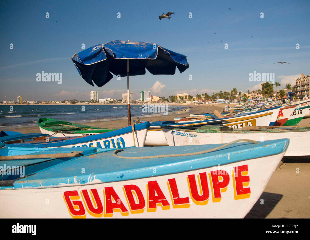 MAZATLAN SINALOA STATE Scenic View de la flotte de pêche de petits bateaux colorés sur Olas Altas beach. Vieux Mazatlan. Banque D'Images