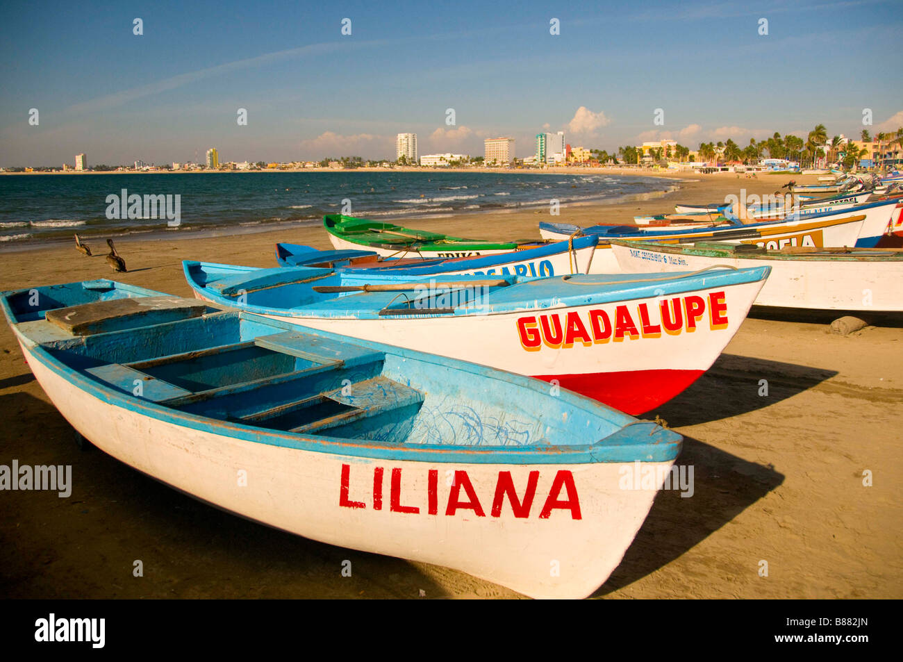 Mexique Mazatlan Sinaloa STATE vue panoramique d'une flotte de petits bateaux de pêche sur la plage de Olas Altas. Vieux Mazatlan. Banque D'Images