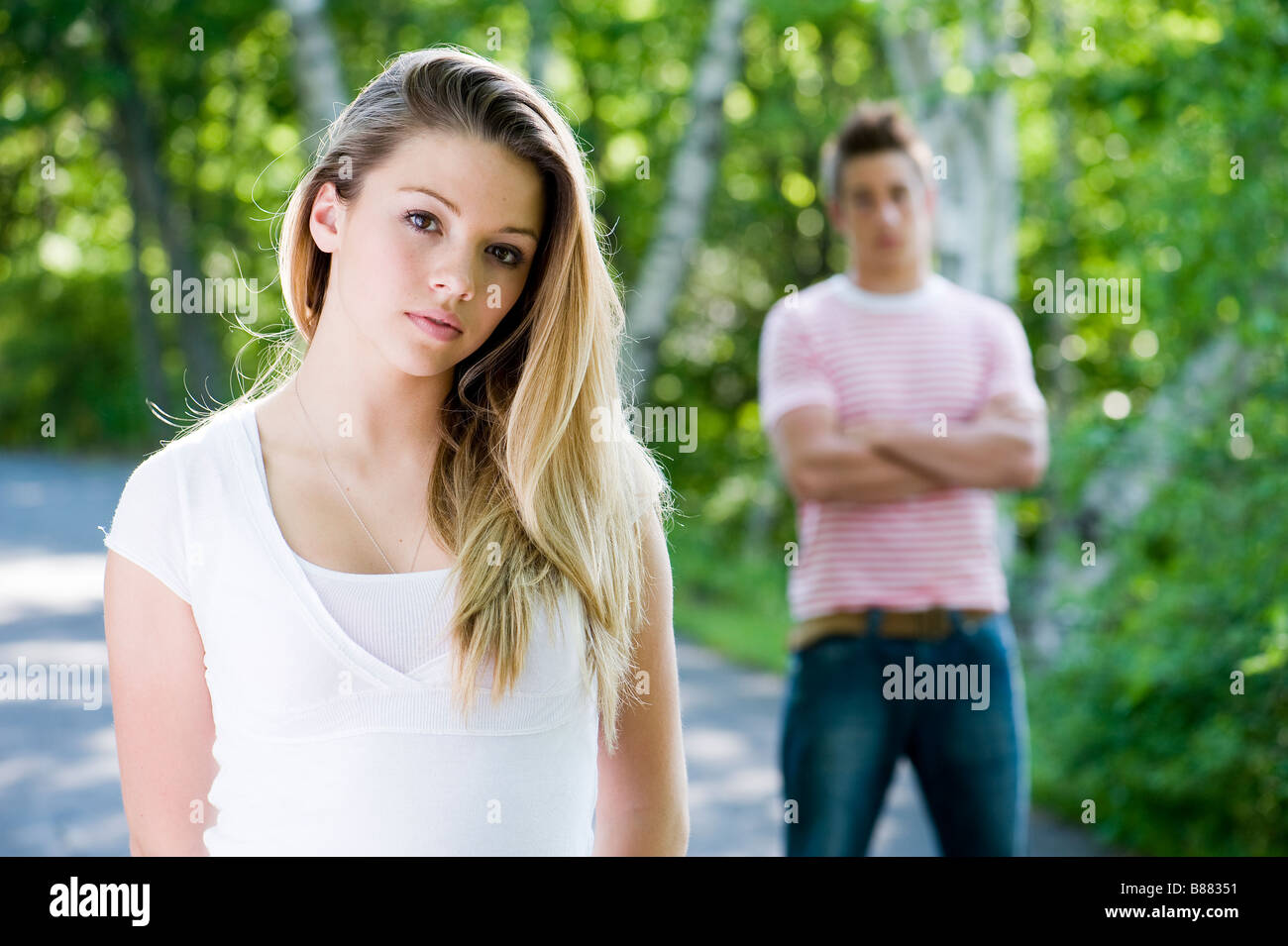 Un portrait d'une jeune femme avec son petit ami dans l'arrière-plan Banque D'Images