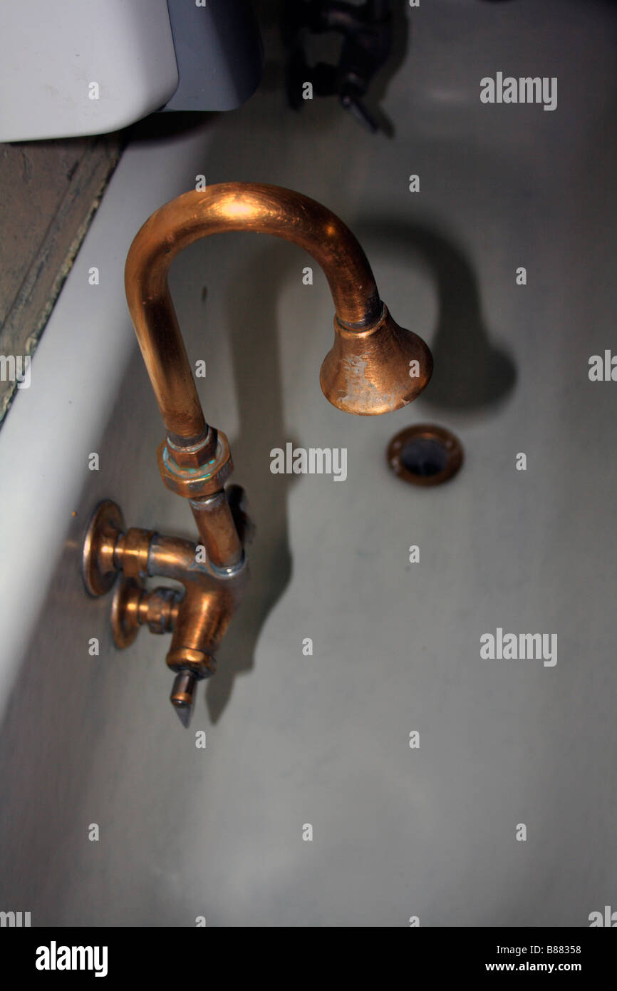 L'eau de robinet laiton brossé robinet, ancien et le chrome tombe au-dessus  de lavabo en porcelaine blanche Photo Stock - Alamy
