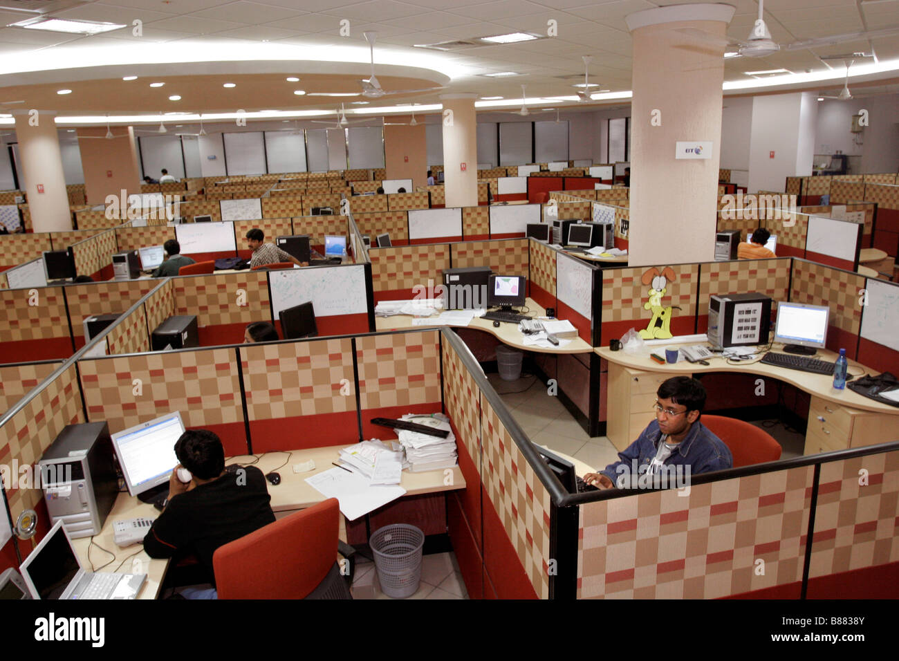 Une vue à l'intérieur du bureau où les ingénieurs informatiques indiens travaillent au siège d'Infosys à Bangalore en Inde Banque D'Images