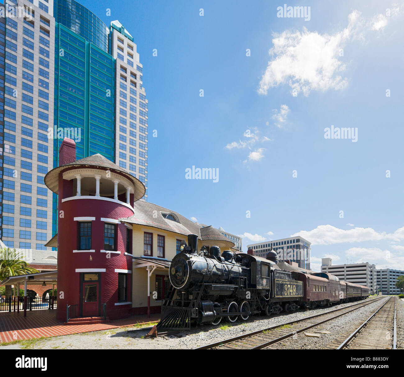 Orange Blossom train spécial en face de l'Église, la Tour SunTrust St Station, quartier des affaires, le centre-ville d'Orlando, Floride Banque D'Images