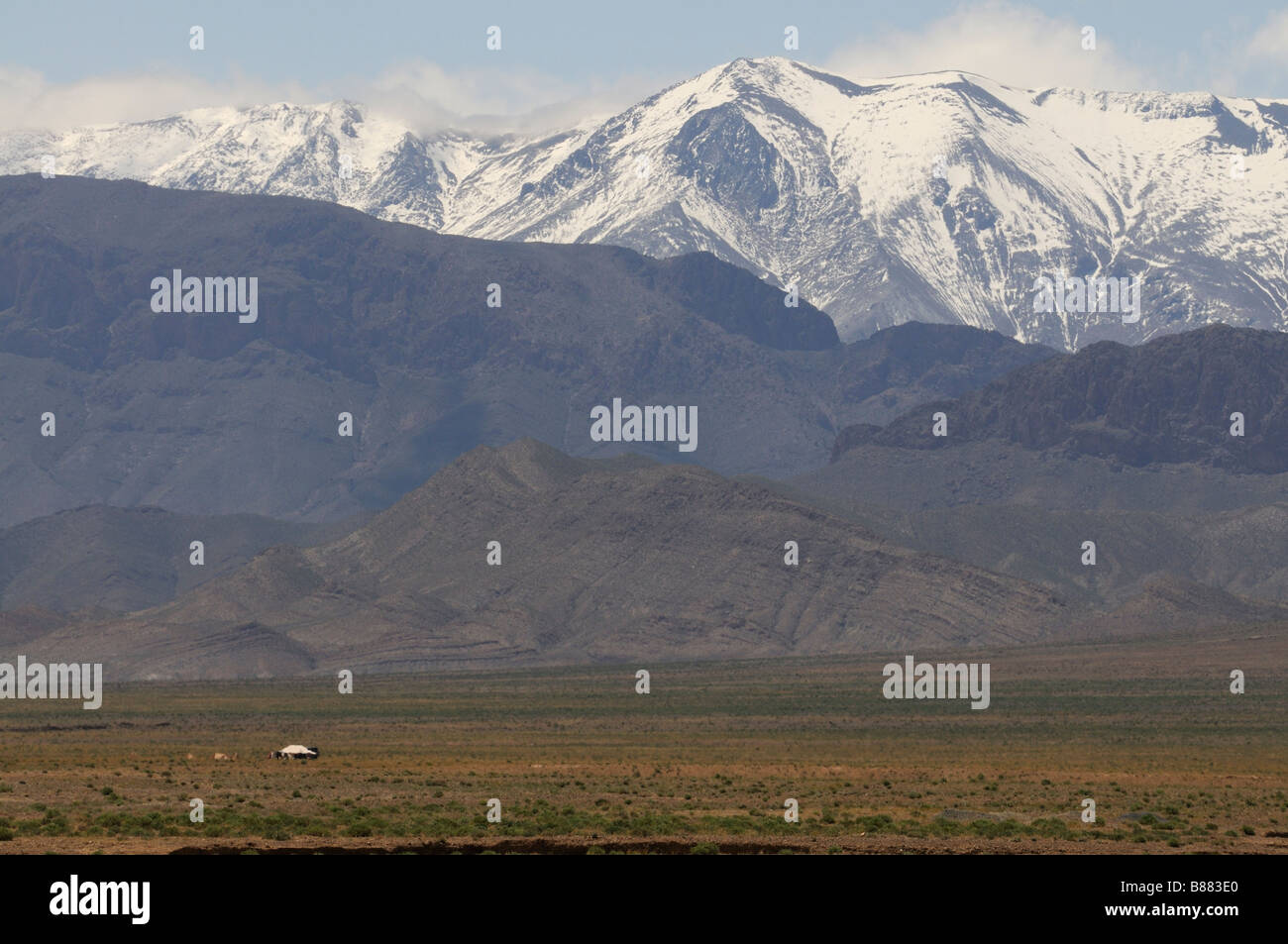 La vue d'un champ à l'un paysage de montagne du Haut Atlas au Maroc Sud Banque D'Images