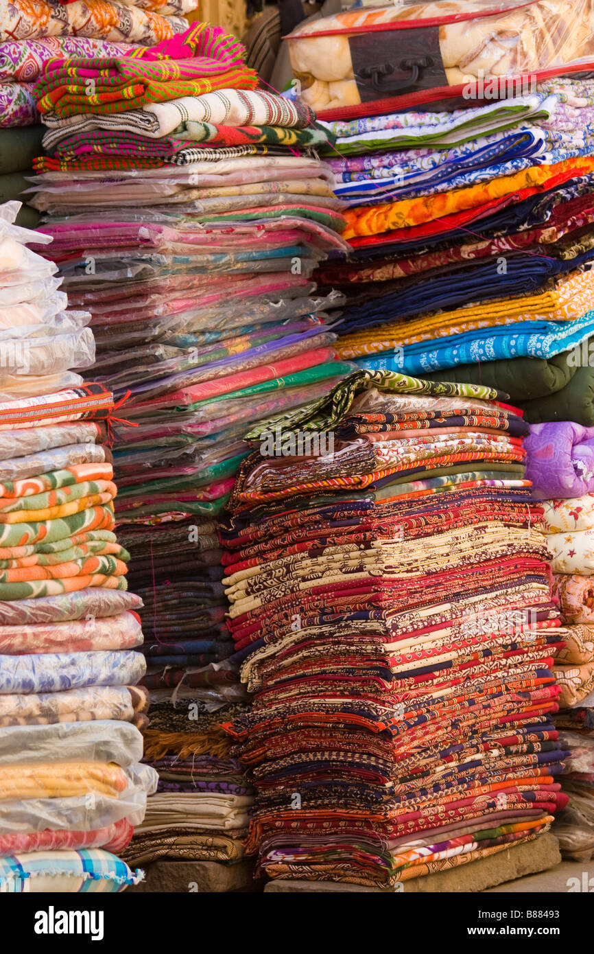 Tissu tissus à vendre en Inde Rajasthan Jaisalmer marché Banque D'Images