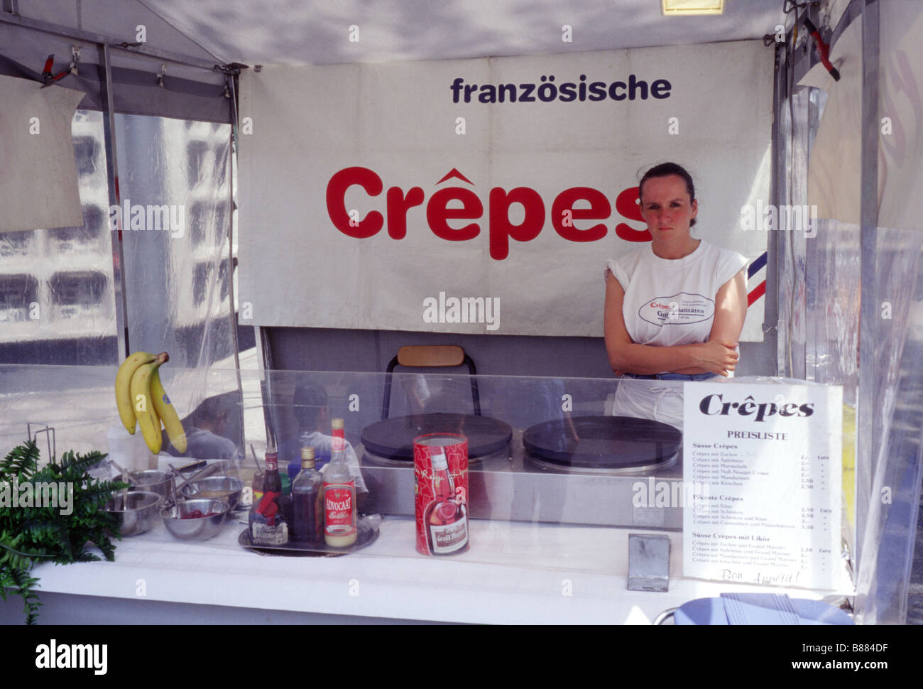 Une marchande de crêpes crêpes à Berlin Allemagne Banque D'Images