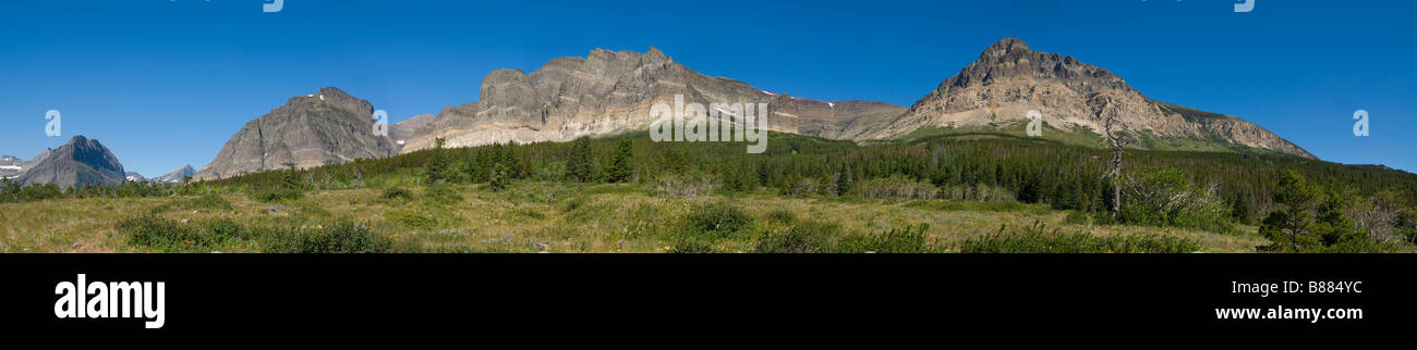 Grande photographie panoramique d'une formation rocheuse impressionnante près de sentier Beaver Pond et Saint Mary's Lake dans le parc national des Glaciers Banque D'Images