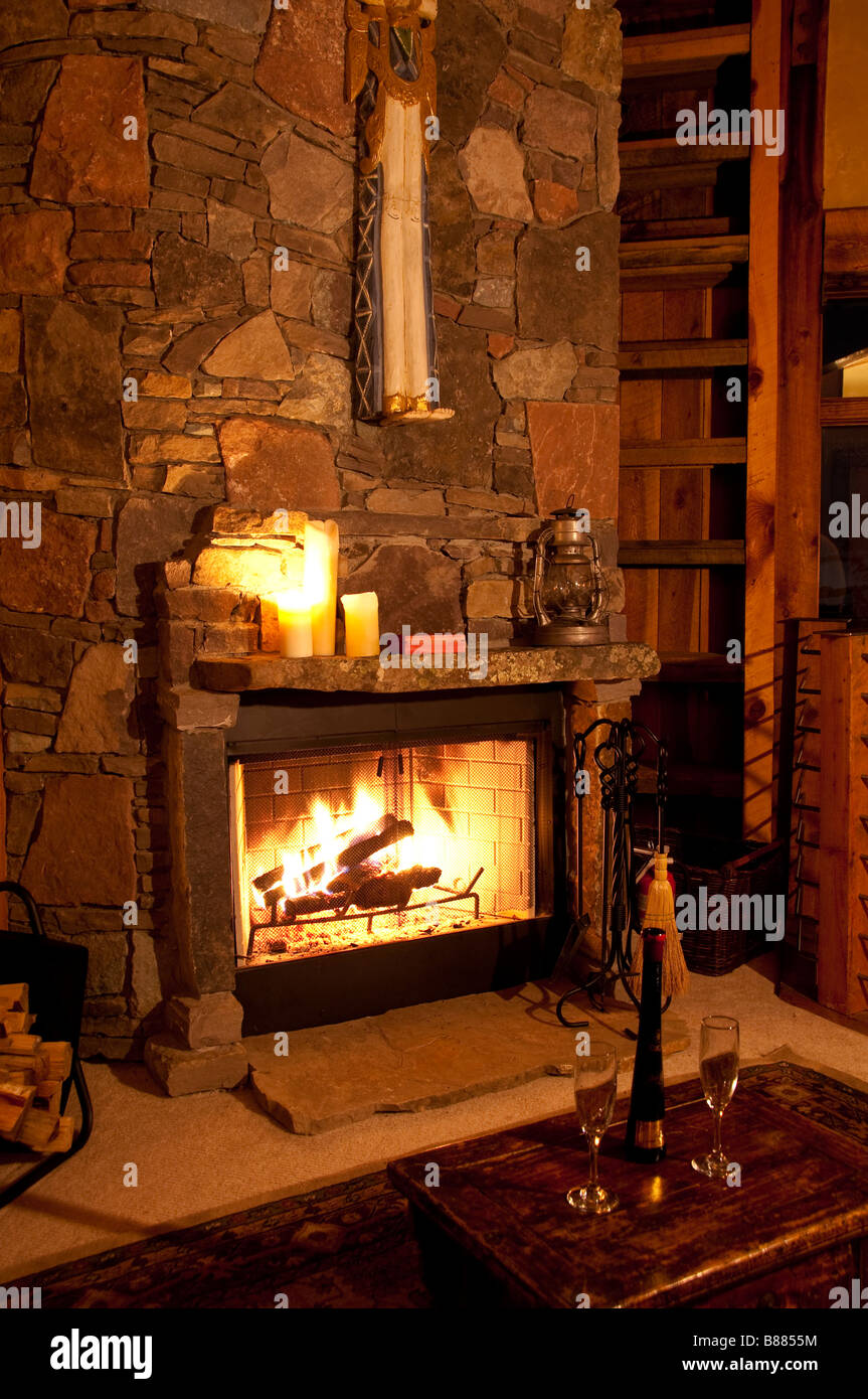 Blaze dans la chambre à coucher principale cheminée, tentateur, House, station de ski de Telluride Telluride, Colorado. Banque D'Images
