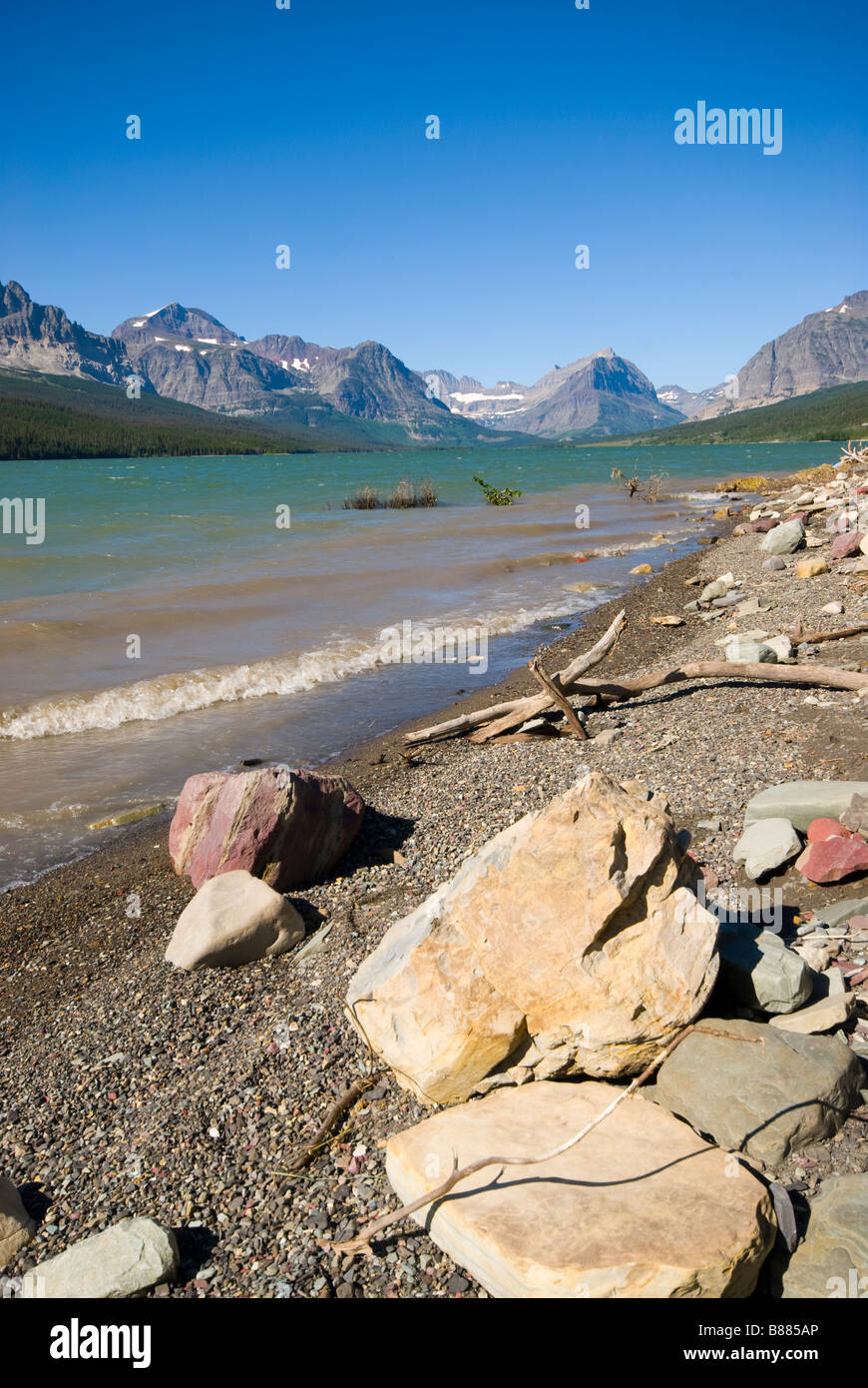 Vue sur la Lac et glacier avec beaucoup de roches et de bois mort dans l'avant-plan Banque D'Images