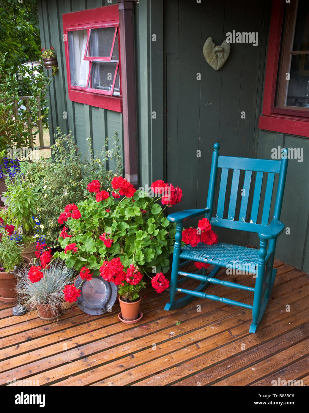 Vashon Island, WA : pont coloré avec des fleurs en pot et à bascule bleu dans le village de Ellisport Banque D'Images Vashon Island, WA : pont coloré avec des fleurs en pot et à bascule bleu dans le village de Ellisport Banque D'Images